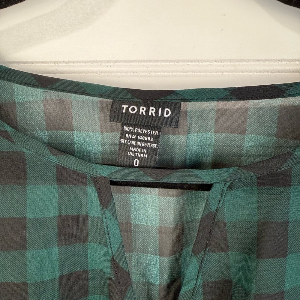 Torrid women’s black & green buffalo print sheer, peplum style blouse. Size 0 - Picture 3 of 6